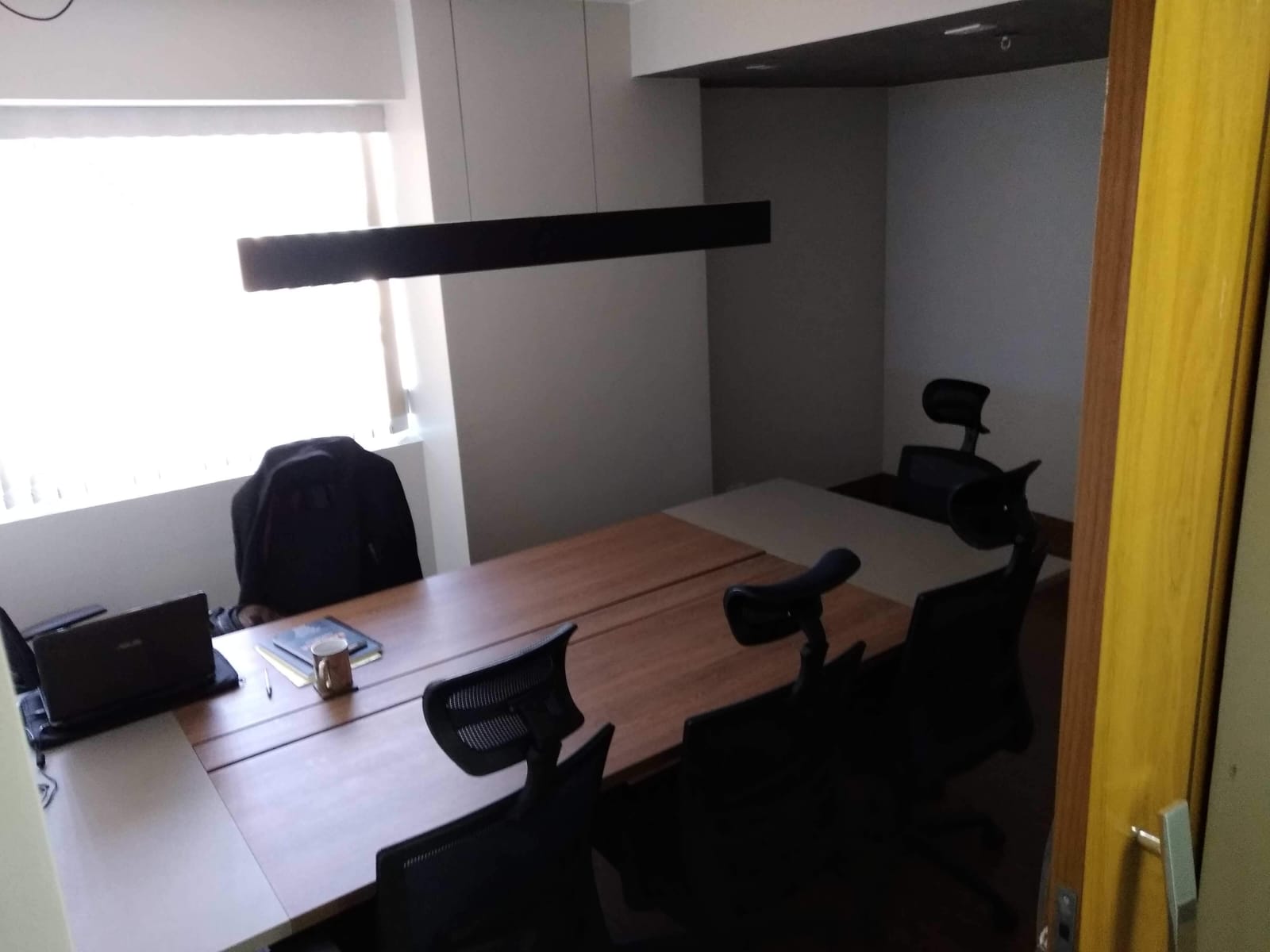 Sala de reuniões do escritório, com mesa e cadeiras