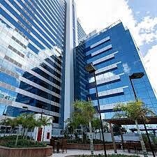 Fachada de vidro azul do Connect Tower com praça