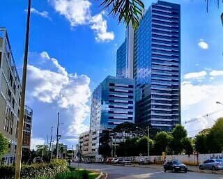 Connect Tower visto da via, sob céu azul