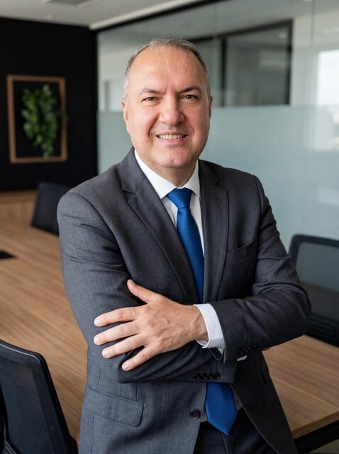 Dr. Jefferson Poli em sala de reuniões moderna
