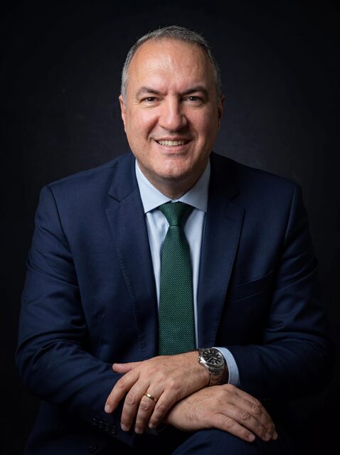 Dr. Jefferson Poli, retrato de estúdio em fundo escuro